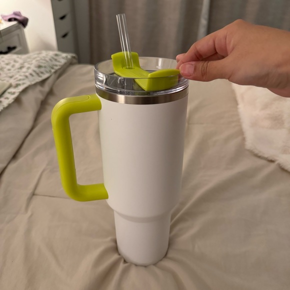 Stanley 40oz Target Exclusive Frost/Electric Yellow Tumbler. - Picture 3 of 5